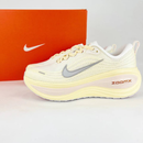 Nike Vomero Plus - Amarelo Claro/Vermelho